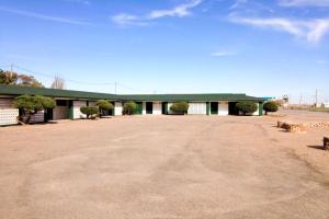 un edificio con una strada sterrata di fronte di HomeTown Inn By OYO Lakin, KS a Lakin