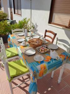 una mesa con un pavo y platos en ella en Villa Gatto Camilla en Rometta Marea
