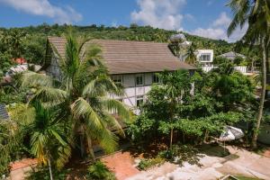 una vista aérea de una casa con palmeras en Lilac Cottage Homestay en Phu Quoc