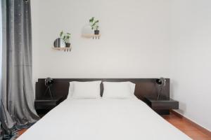 Postel nebo postele na pokoji v ubytování Ndussole Guest House 2