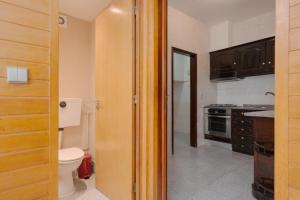 y baño con aseo, lavamanos y fogones. en Ndussole Guest House 2, en Oporto
