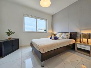 En eller flere senge i et værelse på MIVE Luxury Sea View Penthouse