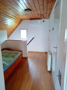 Postel nebo postele na pokoji v ubytování Szilva Apartman