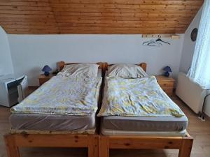 Postel nebo postele na pokoji v ubytování Szilva Apartman
