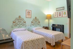 - 2 lits dans une chambre avec 2 tables dans l'établissement Albergo La Felicina - Mugello, à San Piero a Sieve