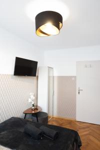 Televízia a/alebo spoločenská miestnosť v ubytovaní ClickTheFlat Pereca City Centre Apart Rooms