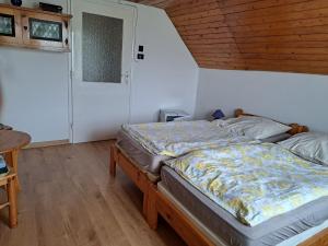 Postel nebo postele na pokoji v ubytování Szilva Apartman