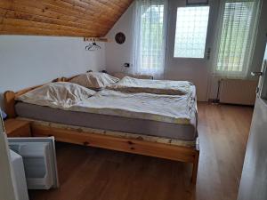 Postel nebo postele na pokoji v ubytování Szilva Apartman