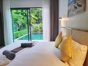 เตียงในห้องที่ E villa near bangtao beach ,普吉高端社区邦涛区度假村私人泳池别墅