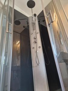 Una puerta de cristal con ducha en un tren. en Ausblick Freital, en Freital 3 fotos más