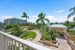 uma vista para o resort a partir da varanda em Marco Beach Ocean Suites em Marco Island