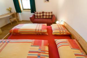 A bed or beds in a room at Sonnenheimhof