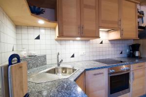 A kitchen or kitchenette at Sonnenheimhof