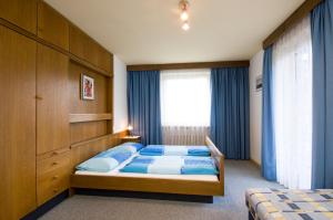 A bed or beds in a room at Sonnenheimhof