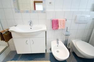 A bathroom at Sonnenheimhof