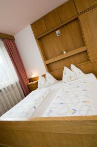 A bed or beds in a room at Sonnenheimhof