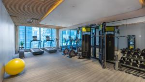 The fitness centre and/or fitness facilities at Holiday Inn Express Changsha Wuyi Plaza , an IHG Hotel