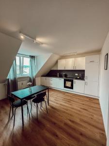 a kitchen with a table and chairs in a room at Design Wohnung im Zentrum von Koblenz in Koblenz