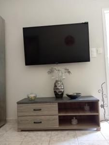 TV at/o entertainment center sa Alexia's Lux Home