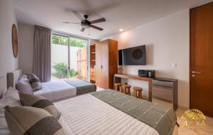 Una cama o camas en una habitación de NHOA 112A Lux 2BR Condo Plunge Pool in Aldea Zama 26 fotos más