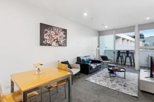 Posezení v ubytování City Scape Hideaway w carpark, spa, pool and gym