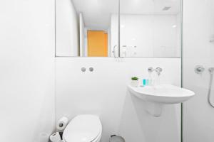 Koupelna v ubytování City Scape Hideaway w carpark, spa, pool and gym + 19 fotografií