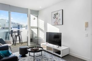 TV a/nebo společenská místnost v ubytování City Scape Hideaway w carpark, spa, pool and gym