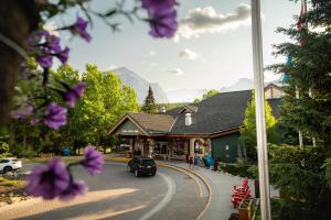 un edificio en una calle con flores púrpuras en Lake Louise Inn en Lake Louise