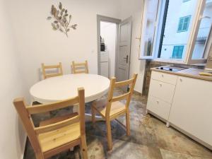 Kuchyň nebo kuchyňský kout v ubytování Bright and Colourful Apartment Luce -Sandy beach