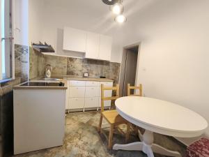 Kuchyň nebo kuchyňský kout v ubytování Bright and Colourful Apartment Luce -Sandy beach