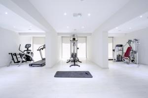 un gimnasio con equipo cardiovascular en una habitación blanca en River Rock Hotel, en Ayia Napa