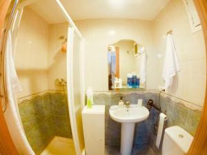 y baño con lavabo y ducha. en Apartamento Cristian Playa, en Castell de Ferro