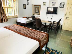 een kamer met een tafel en een eetkamer bij Gadh Ganesh Homestay in Udaipur