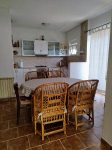 y cocina con mesa y sillas. en Apartment Petrovic, en Pirovac