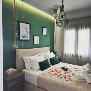 Un dormitorio con una cama con rosas. en Damona 2BR Luxury Home with garden - κοντά στο κέντρο, en Heraclión
