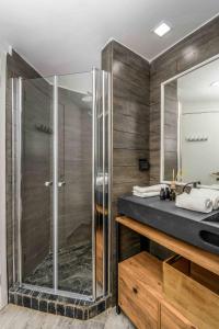 een badkamer met een glazen douche en een wastafel bij Awesome 2BR/2Bath with Pool and Gym in Herzelia 