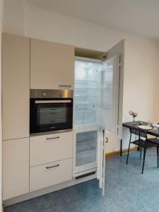 A kitchen or kitchenette at Geräumige 3-Schlafzimmer-Wohnung in Koblenz nahe Uni