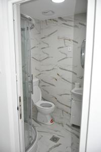 La salle de bains est pourvue de toilettes et d'un lavabo. dans l'établissement Bella apartmani, à Požarevac