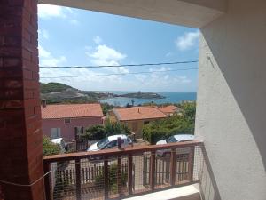 balcón con vistas al océano en La Casa della Balena, en S'Archittu