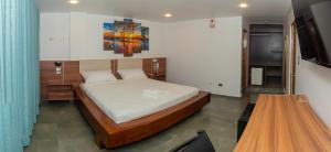 una camera con un letto e un tavolo di Hotel Rupa Rupa a Tingo María