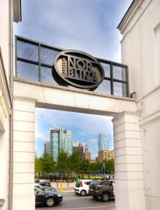 Et logo, certifikat, skilt eller en pris der bliver vist frem på ClickTheFlat Norblin Factory Apart Rooms