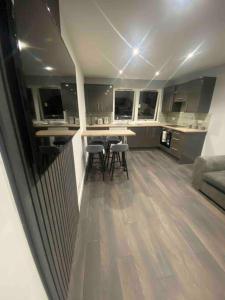 Habitación con cocina con mesas y sillas. en A modern and homely apartment en Crieff