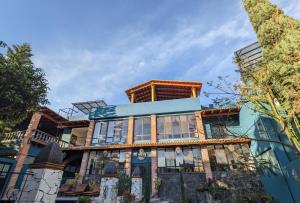 un edificio alto con ventanas y un cielo en La Joya Azul SMA - LGBTQS, en San Miguel de Allende