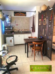 cocina con mesa y sillas en una habitación en Departamento en Alta Cordoba - Cofico - El Almacen en Córdoba