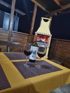 聖巴托洛梅的住宿－CASA PABLITO，餐桌上放两杯葡萄酒,并设有一个壁炉