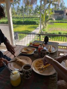 uma mesa com pratos de comida em cima em MyHome - Lombok em Tetebatu