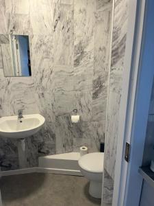 y baño con lavabo y aseo. en Waterford Hostels Ltd, en Waterford