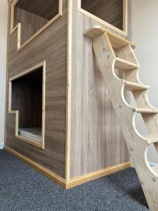 Litera de madera con escalera en una habitación en Waterford Hostels Ltd, en Waterford