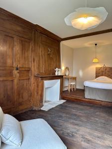 Ένα ή περισσότερα κρεβάτια σε δωμάτιο στο Le Manoir du Rigouneix au coeur de la nature, calme-sauna-dîner maison
