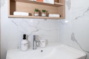 シス・フール・レ・プラージュにあるLe Cocon du Fort - Climatisation - Wifi - Parking - MyBestLocのワインボトルが置かれた洗面台のあるバスルーム +19枚の写真